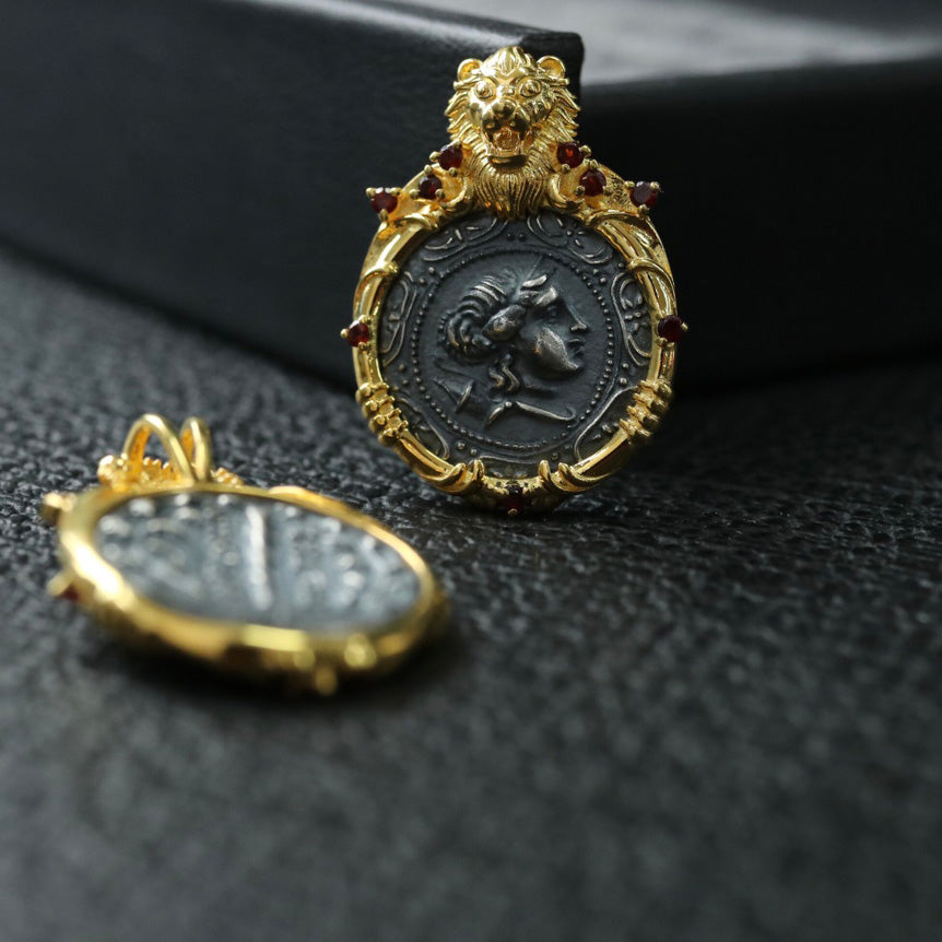 Römischer Münzanhänger mit Löwenrahmen 6339