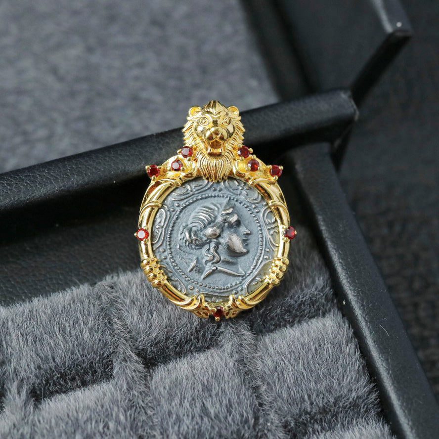 Römischer Münzanhänger mit Löwenrahmen 6339