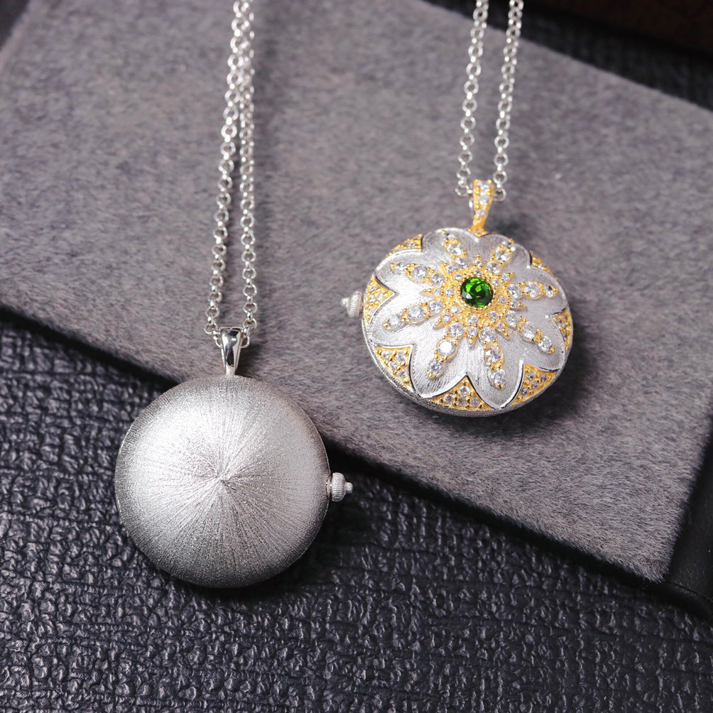 Medaillon-Anhänger mit seidiger Blume 6401