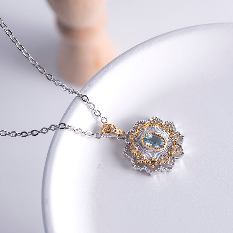 Halskette mit floralem Laubsägewerk und Edelsteinen 6474