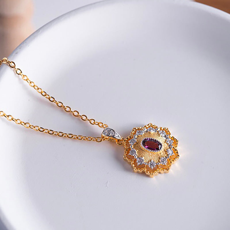 Halskette mit floralem Laubsägewerk und Edelsteinen 6474