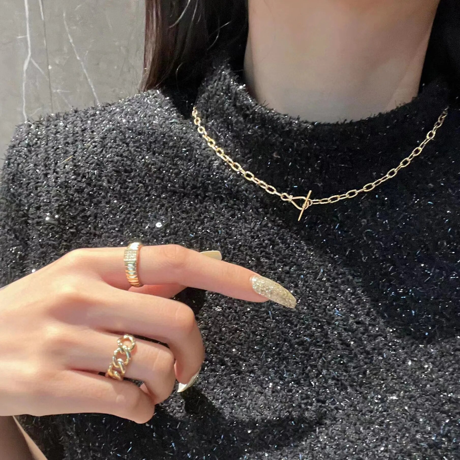 Halskette mit gepunktetem Muster und Kabelkette