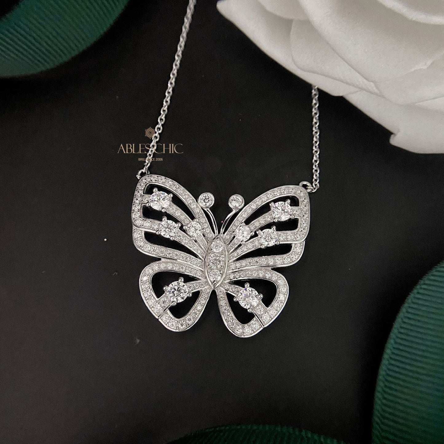Pavé-Halskette mit Schmetterlingsmotiv P0638