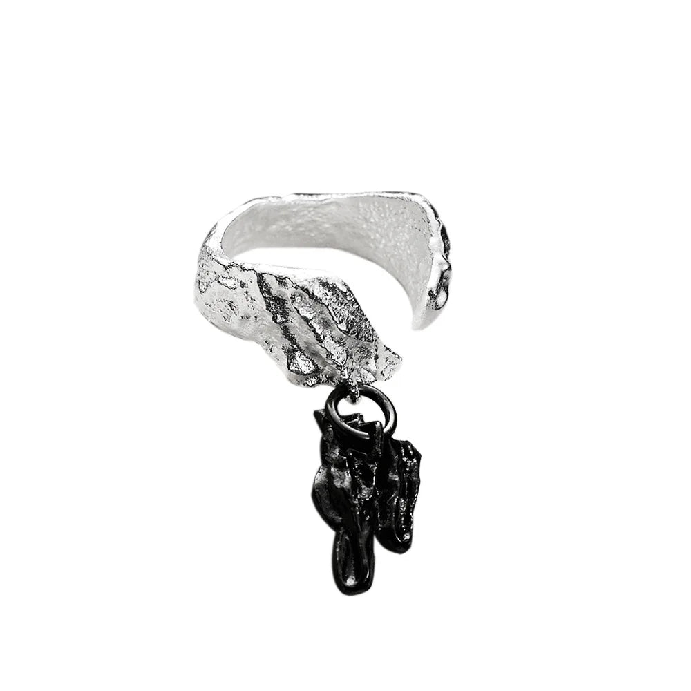 Unregelmäßiger Ring mit Alien-Charme R1172