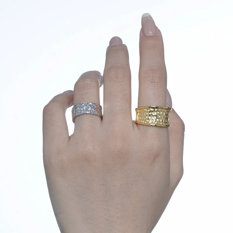 Unregelmäßiger Ring mit geschlagenen Punkten R110