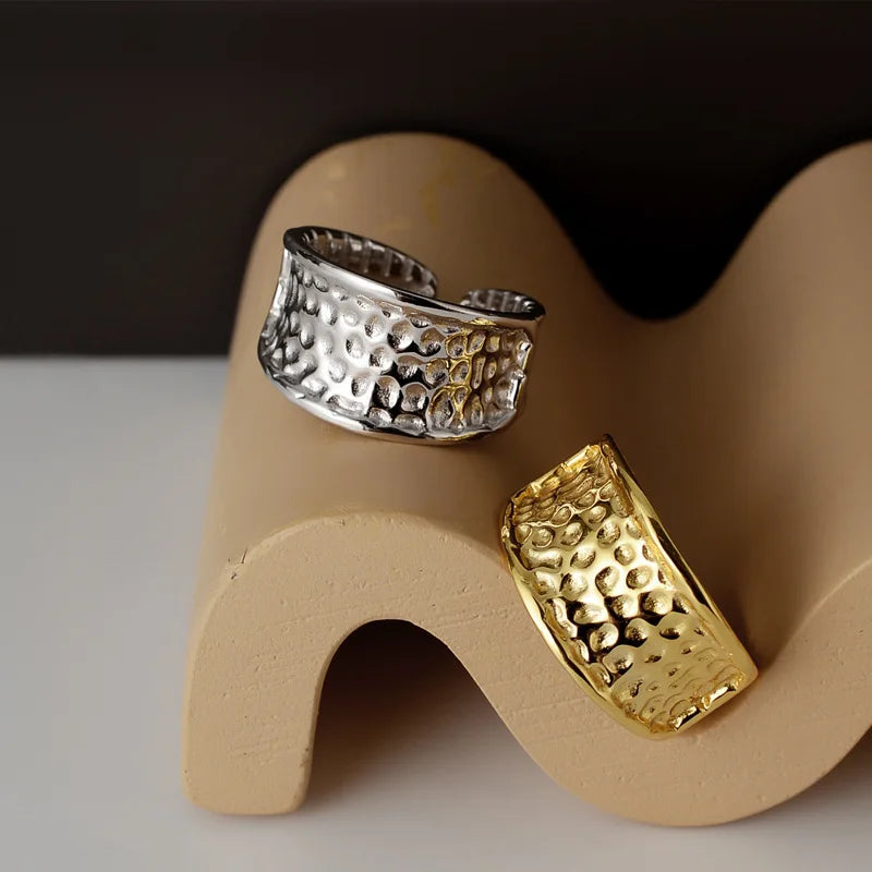 Unregelmäßiger Ring mit geschlagenen Punkten R110