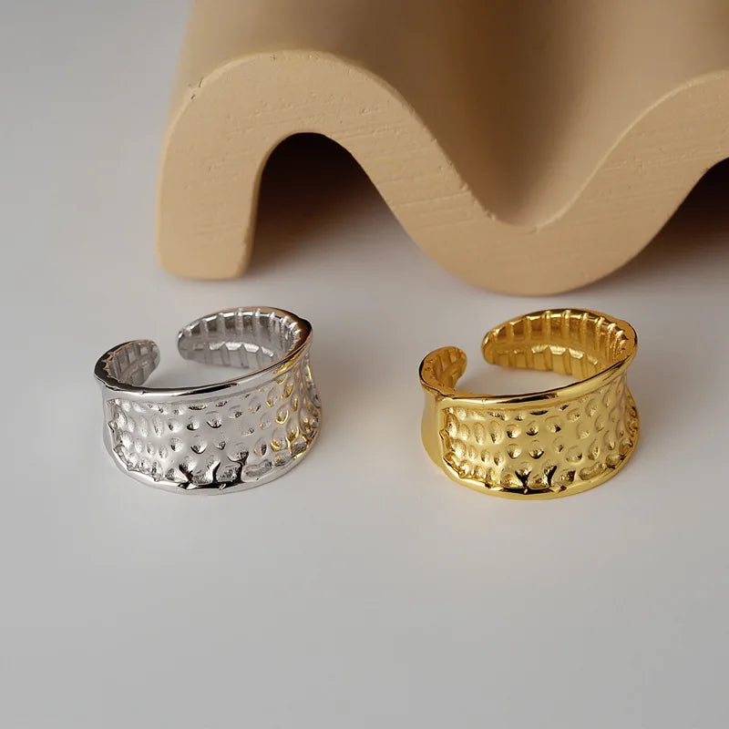 Unregelmäßiger Ring mit geschlagenen Punkten R110
