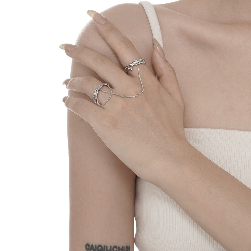 Emaillierter Ring mit floraler Quaste und Kette R1192