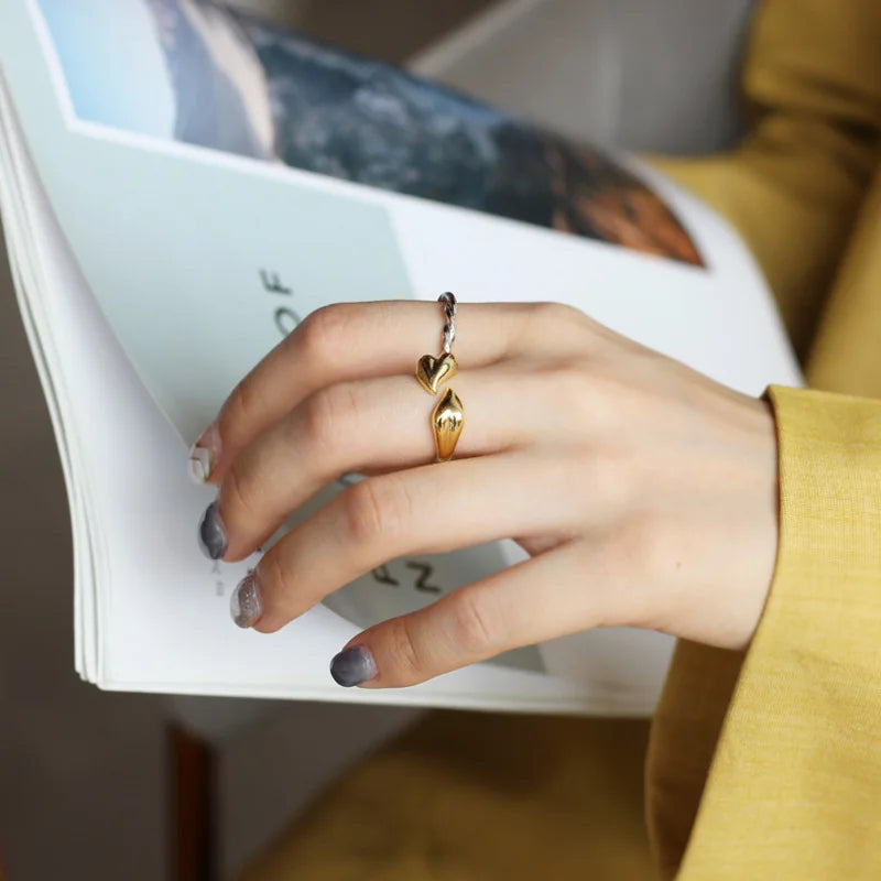 Unregelmäßiger Huggie-Ring mit abstraktem Muster R1145