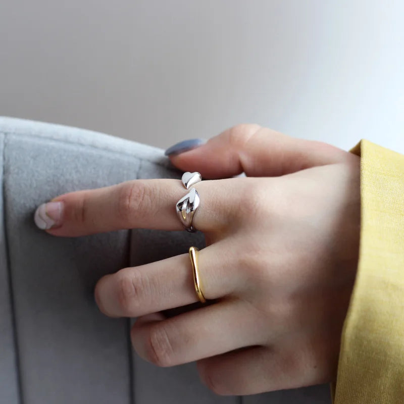 Unregelmäßiger Huggie-Ring mit abstraktem Muster R1145