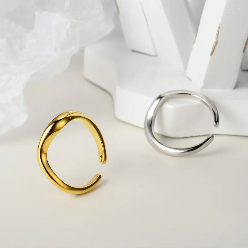Unregelmäßig gewellter Bandring R1143