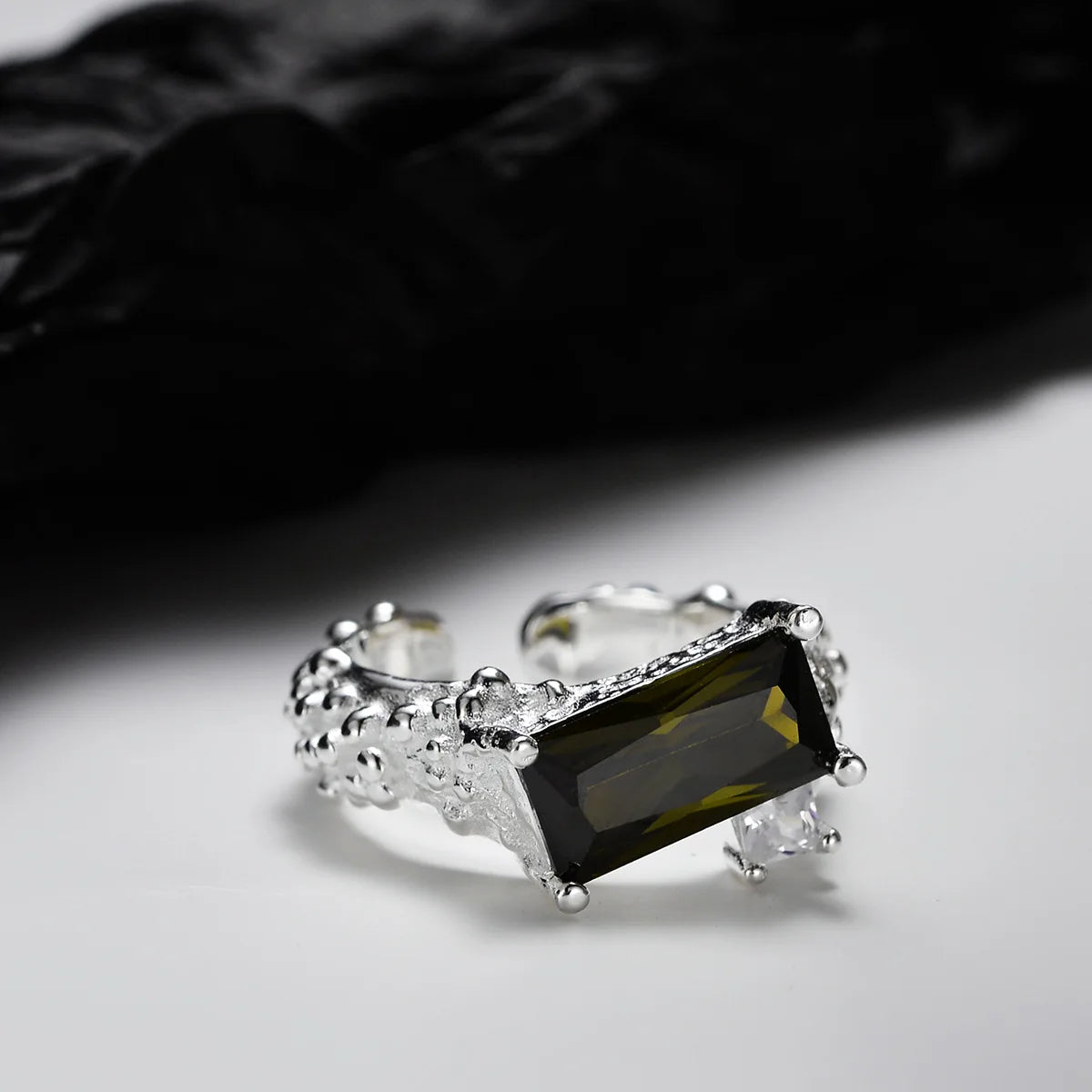 Olivgrüner CZ-Ring mit unregelmäßigem Muster R1188