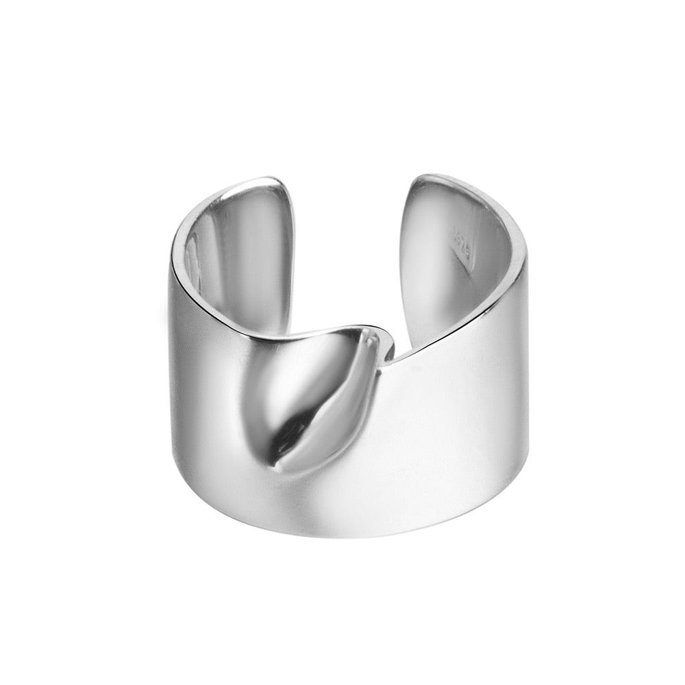 Breiter, asymmetrischer Ring mit Spiegelfinish R1085