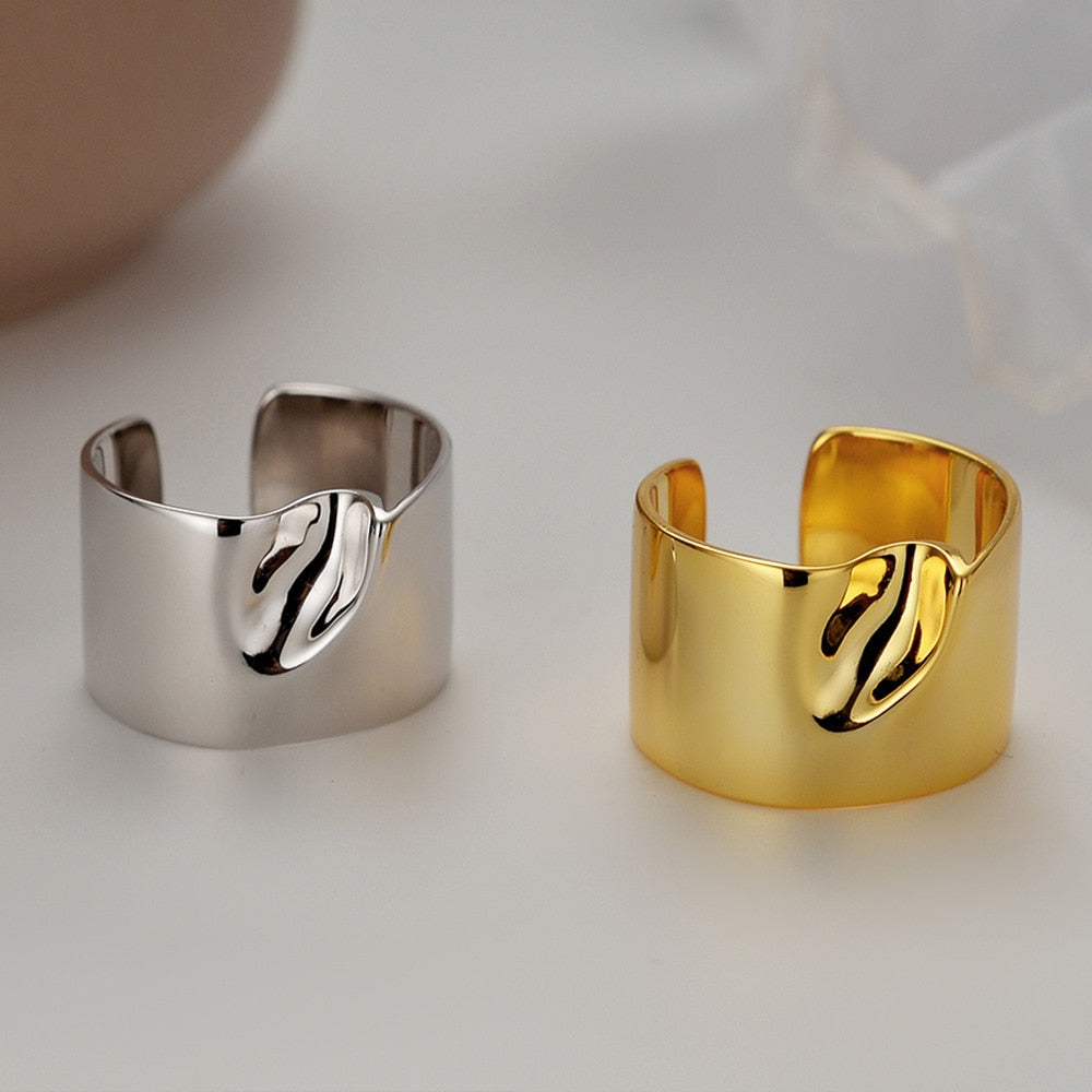 Breiter, asymmetrischer Ring mit Spiegelfinish R1085