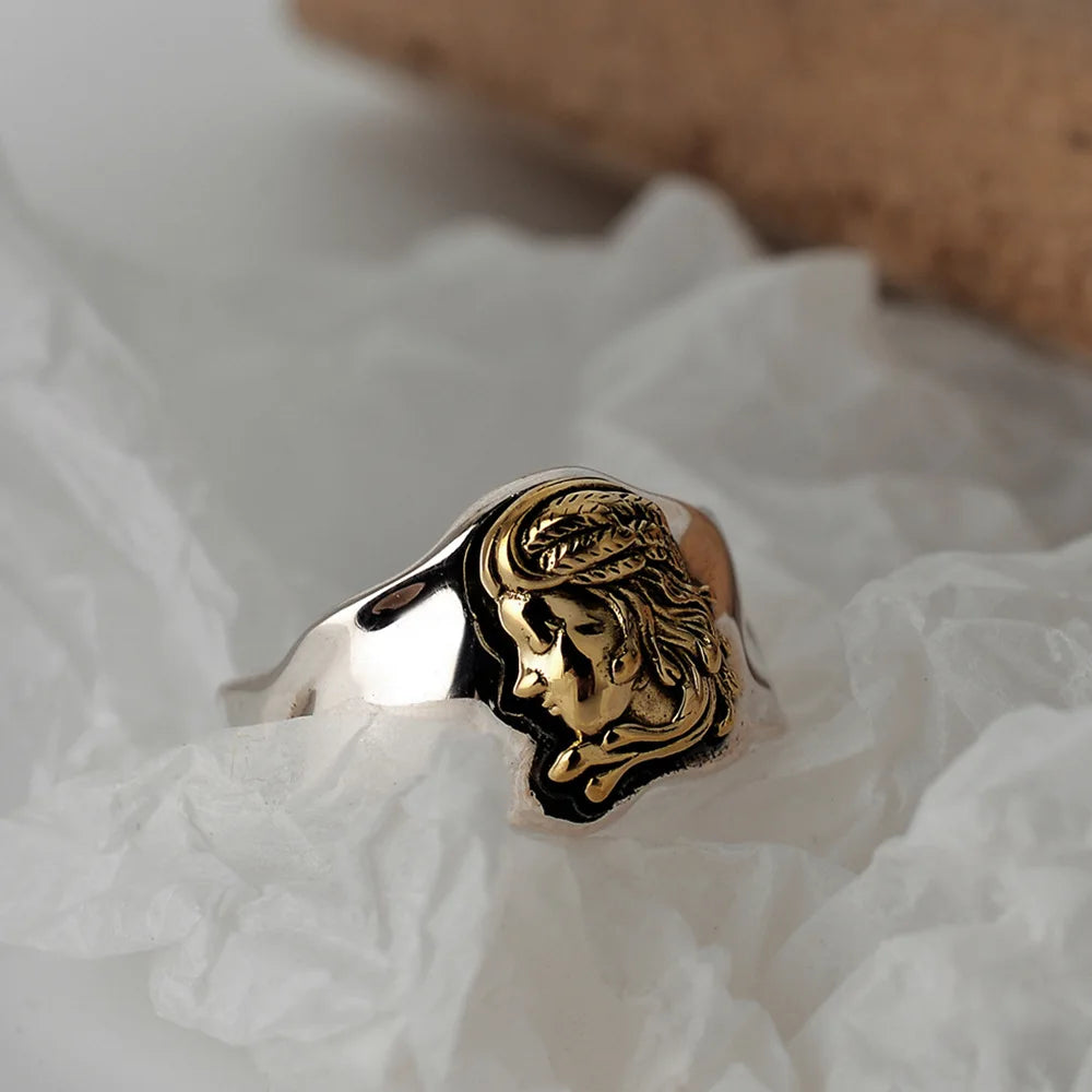 Unregelmäßiger Ring mit Queen's Medallion R1500