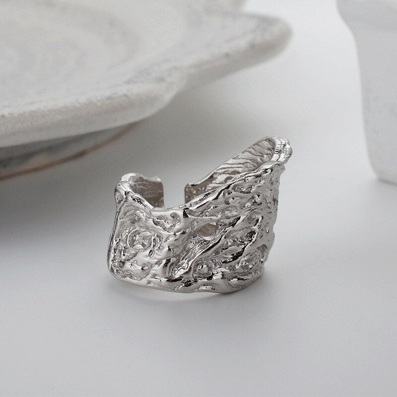 Breiter Ring mit robuster Textur R1040