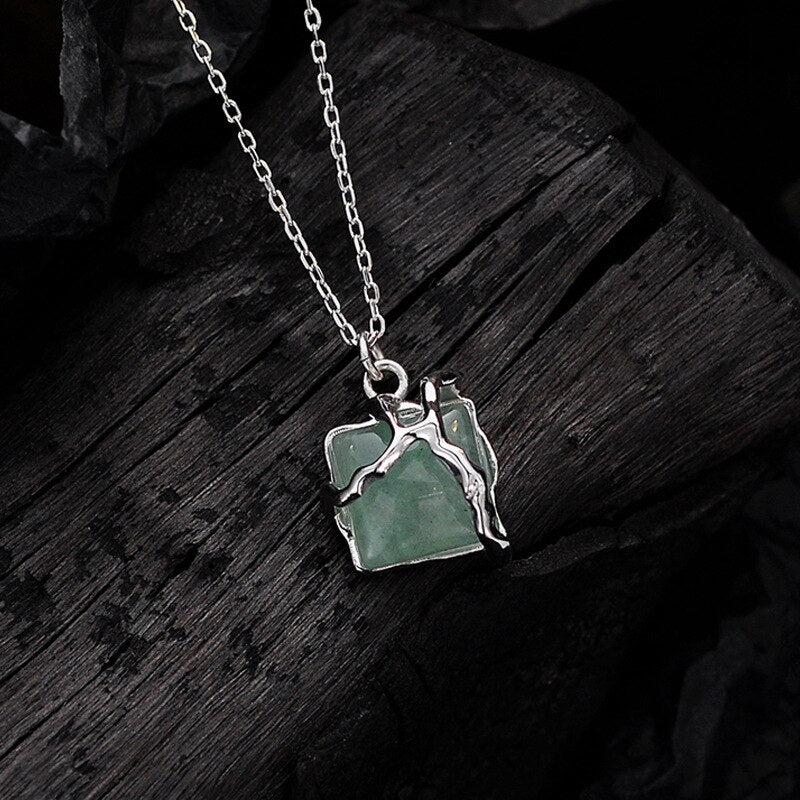 Grüner Jade Unregelmäßiger Anhänger N1051