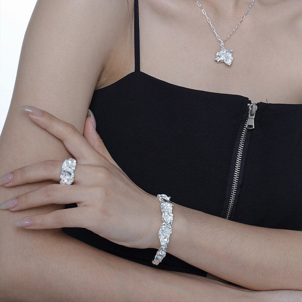 Offener Armreif mit zerknitterter Textur B1040