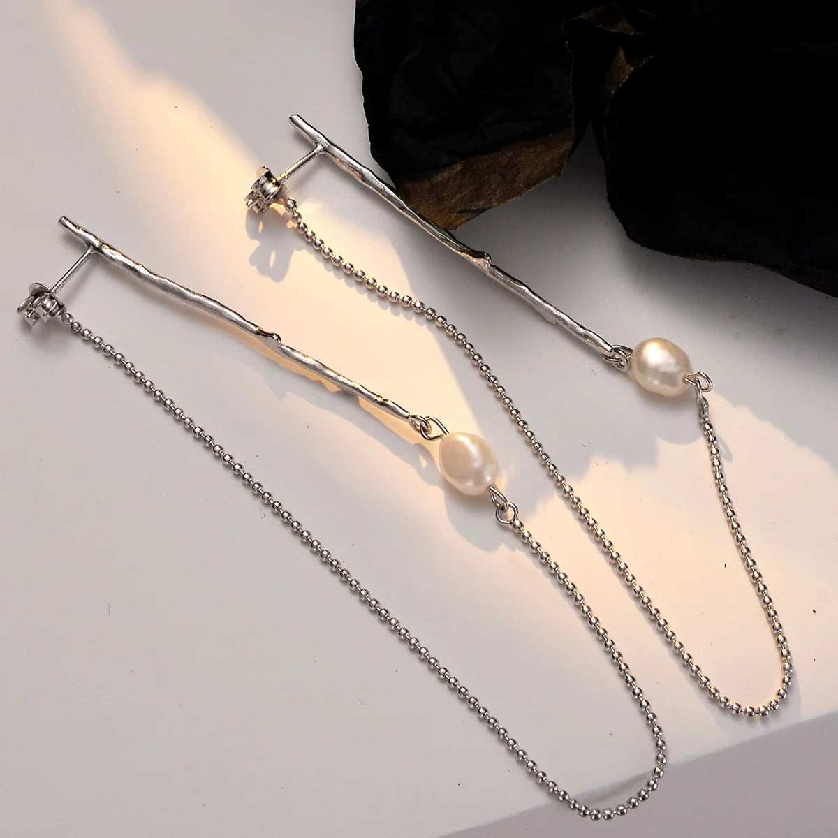 Borque Perlen-Ohrring mit langer Kette E1179
