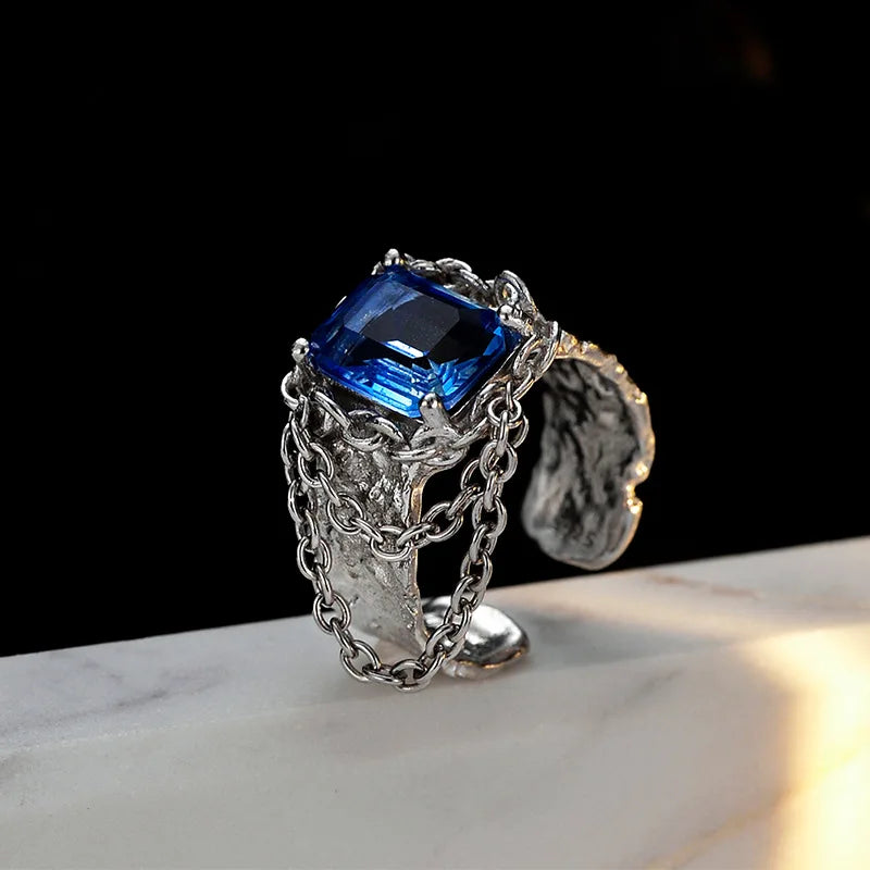 Klobiger Ring mit Quastenkette R1211