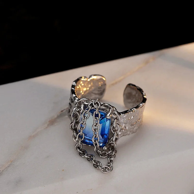 Klobiger Ring mit Quastenkette R1211