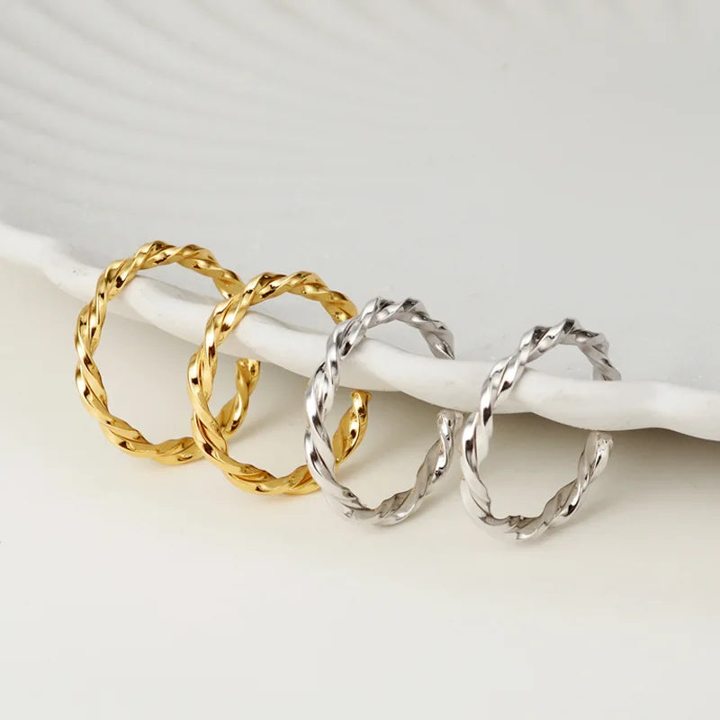 Unregelmäßiger Ring mit gedrehtem Band R1156
