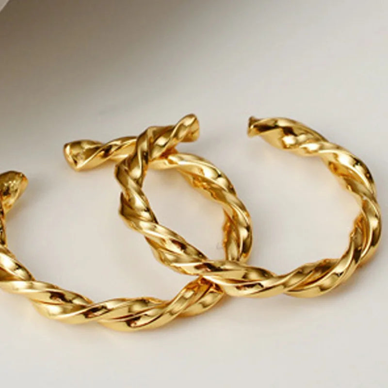 Unregelmäßiger Ring mit gedrehtem Band R1156