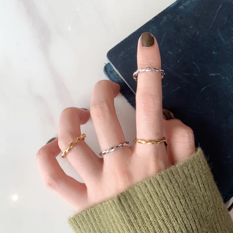 Unregelmäßiger Ring mit gedrehtem Band R1156