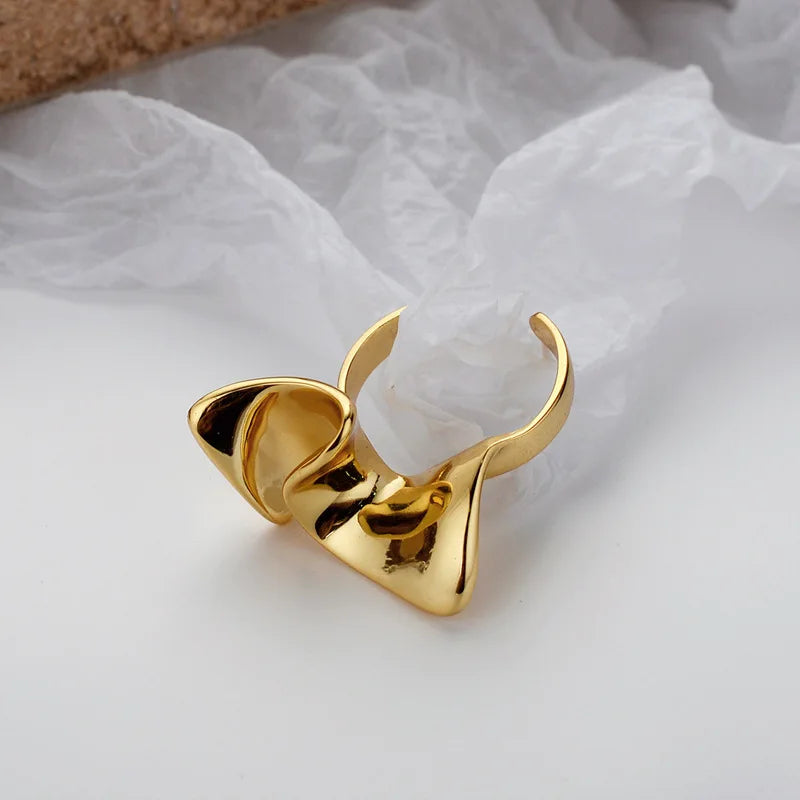 Unregelmäßiger Ring mit Wellenmuster R1048