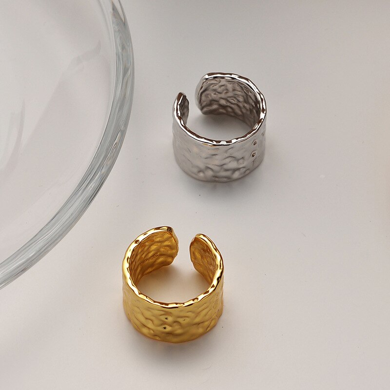 Breiter gehämmerter offener Ring R1059