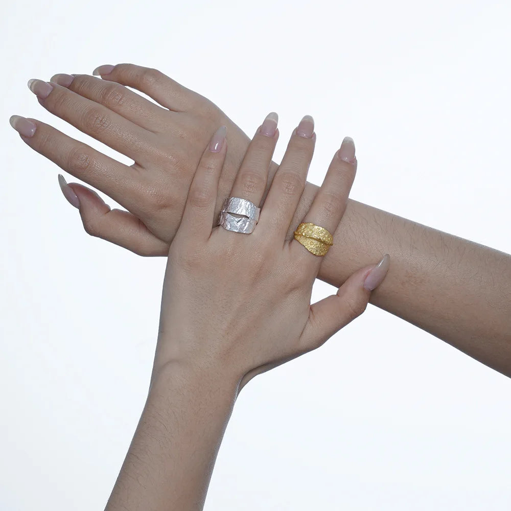 Breiter Ring mit gehämmertem Muster R149