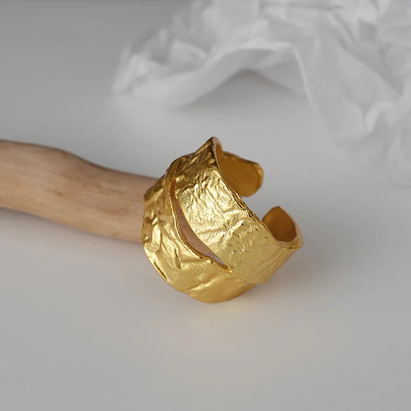 Breiter Ring mit gehämmertem Muster R149