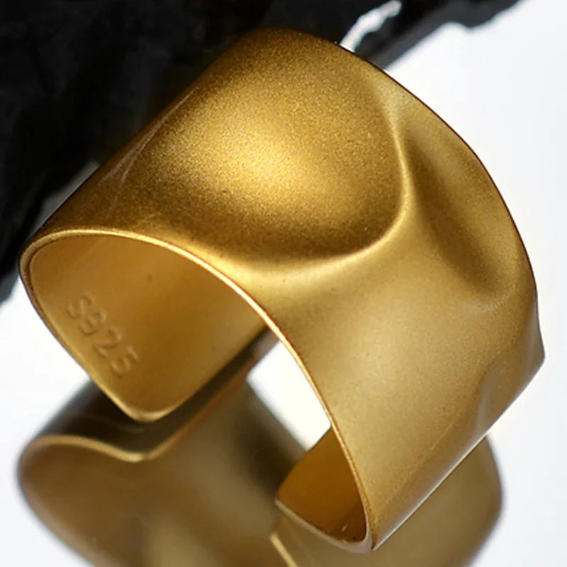 Ring mit matter, gewellter Textur R1261