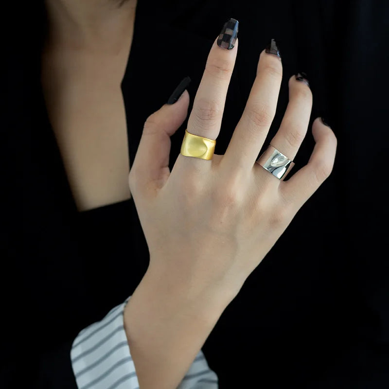 Ring mit matter, gewellter Textur R1261