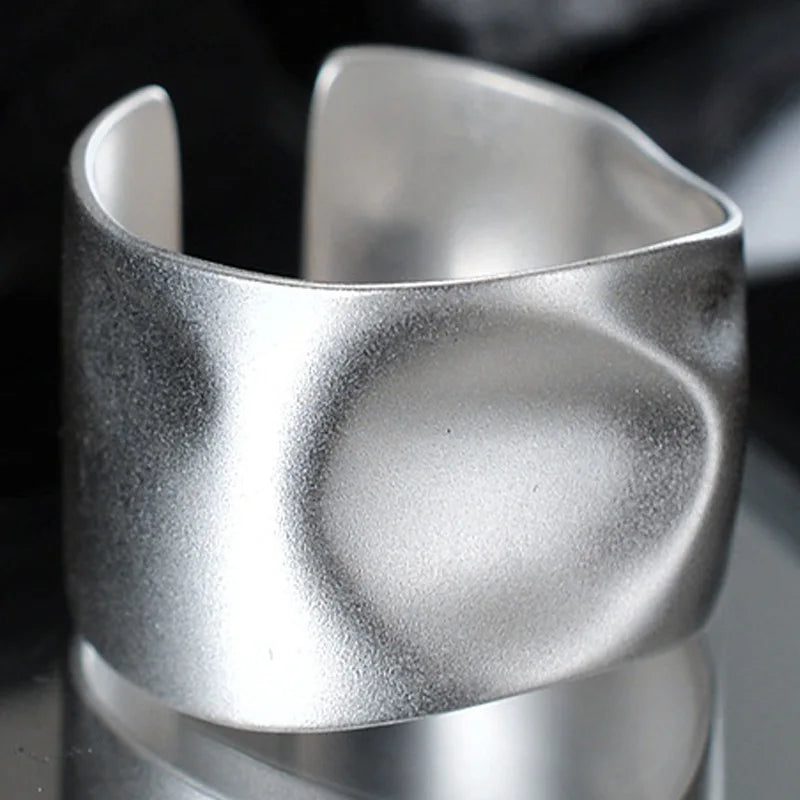 Ring mit matter, gewellter Textur R1261