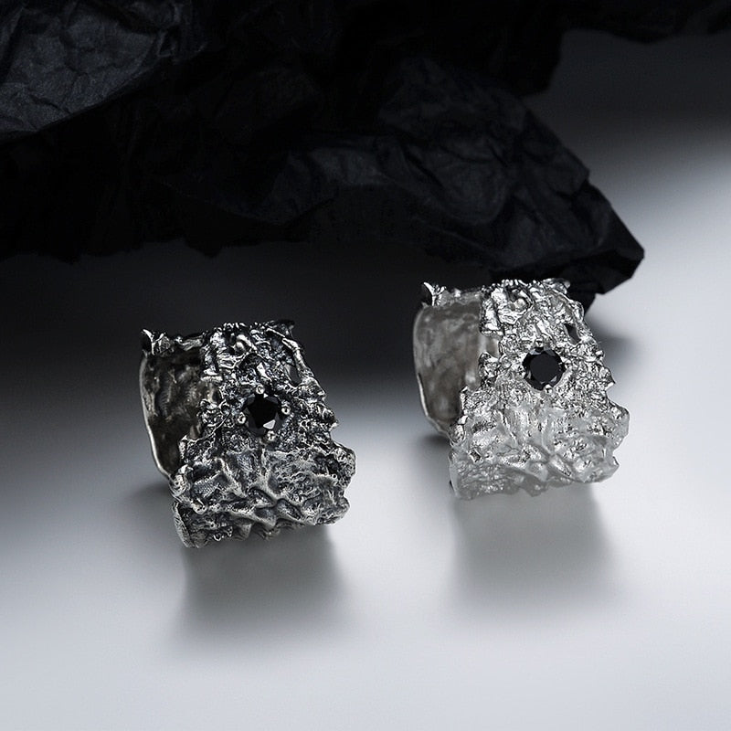 Breiter strukturierter Ring mit Zirkon-Akzent R1194