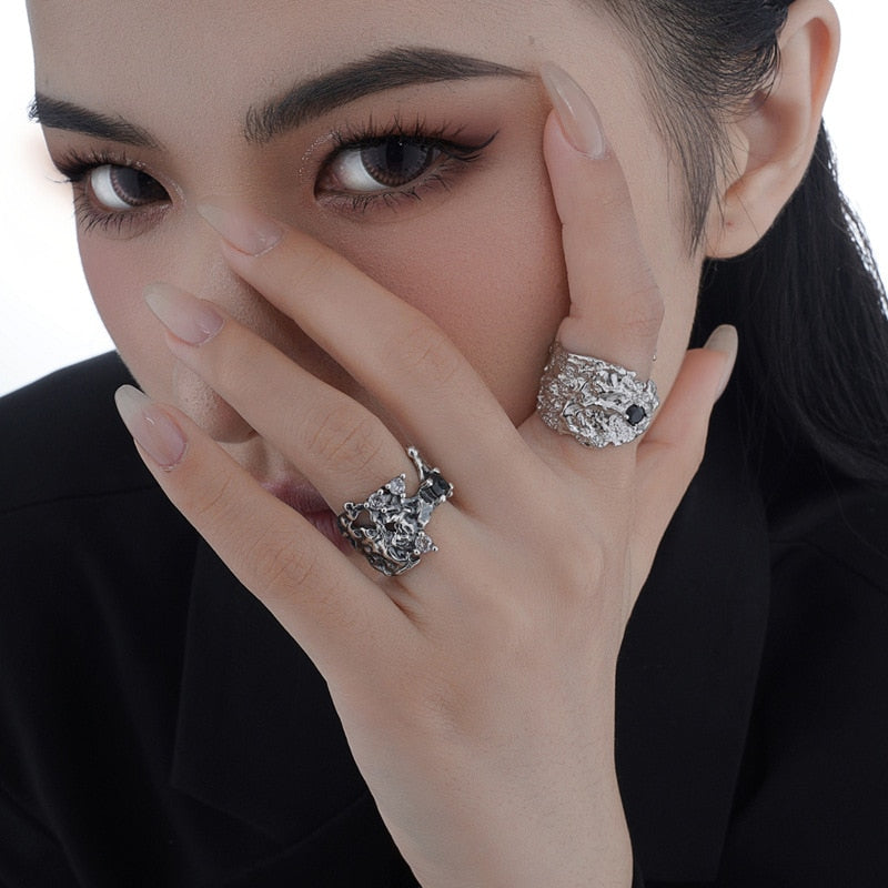 Breiter strukturierter Ring mit Zirkon-Akzent R1194