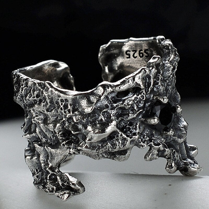 Breiter strukturierter Ring mit Zirkon-Akzent R1194