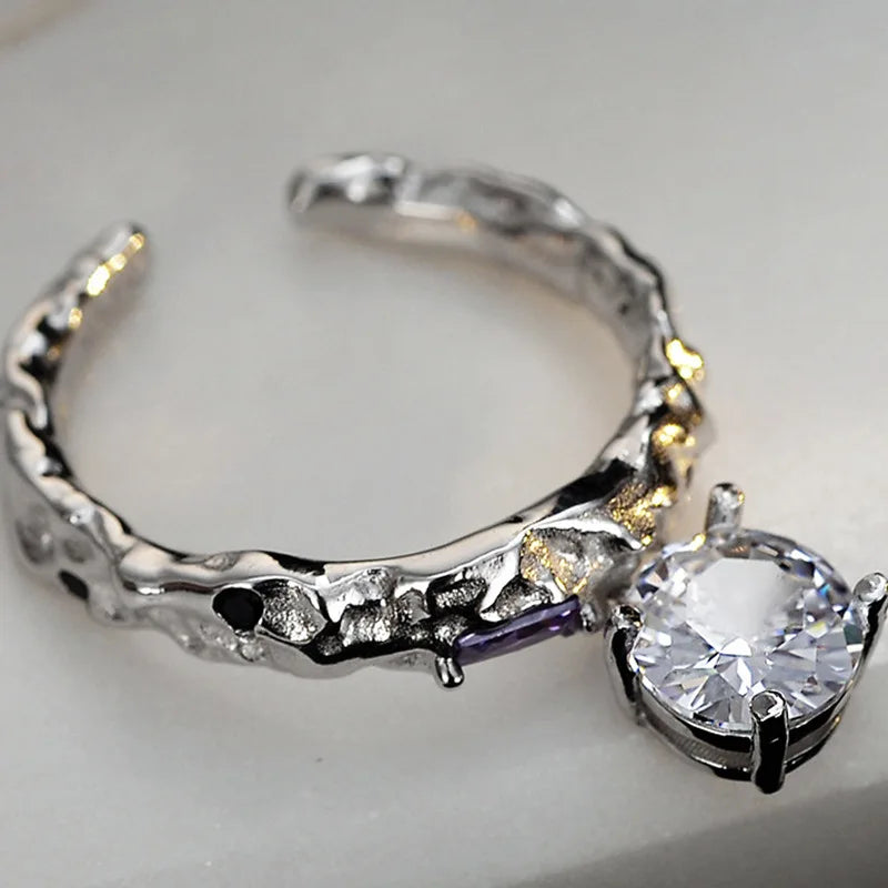 Unregelmäßiger Ring mit Zirkon-Charme R1193