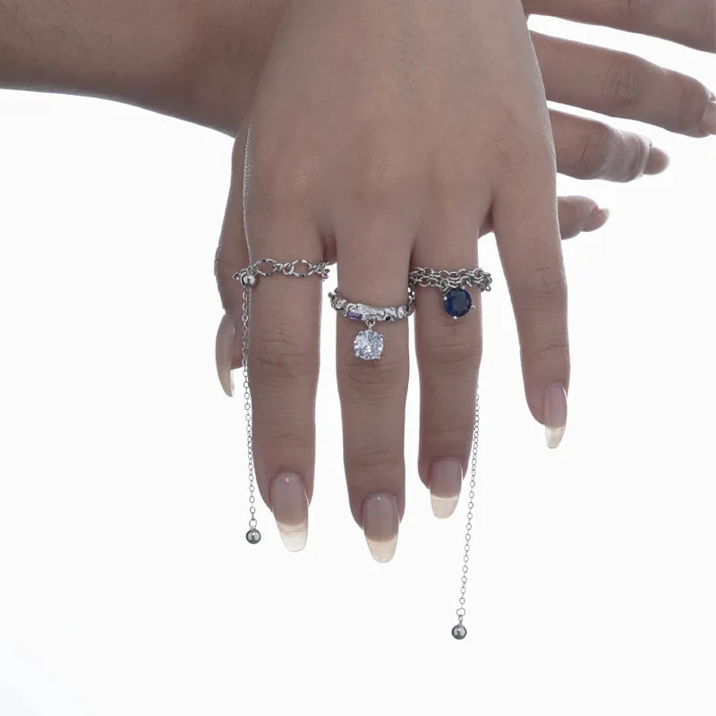 Unregelmäßiger Ring mit Zirkon-Charme R1193