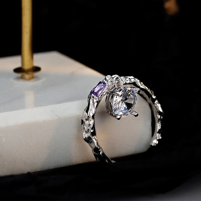 Unregelmäßiger Ring mit Zirkon-Charme R1193