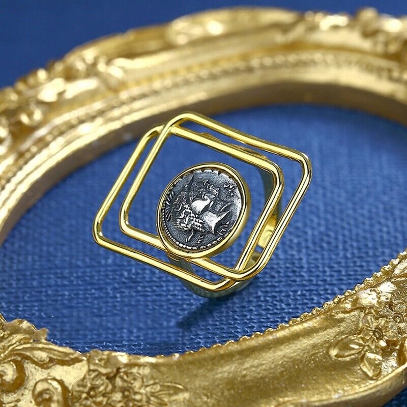 Doppelter quadratischer Drahtring mit römischen Münzen R1067