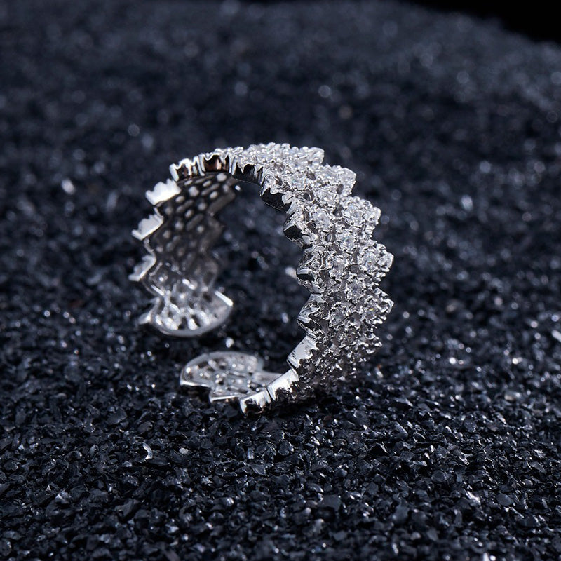 Offener Ring aus Spitze mit mehrreihigem Stein 5705