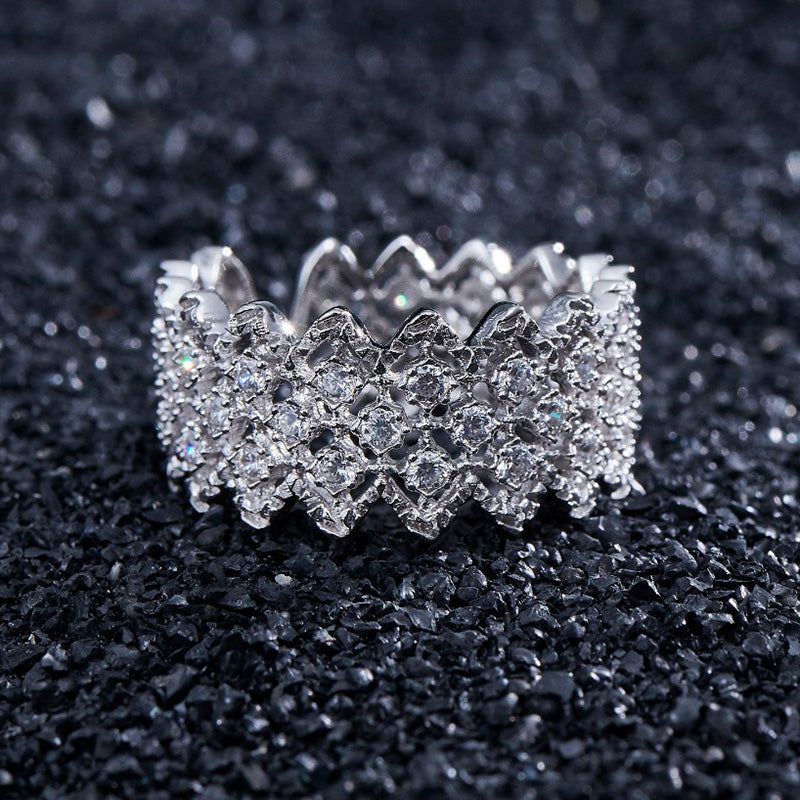 Offener Ring aus Spitze mit mehrreihigem Stein 5705