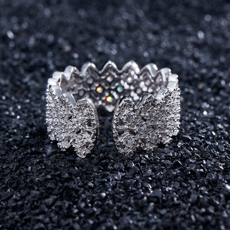Offener Ring aus Spitze mit mehrreihigem Stein 5705