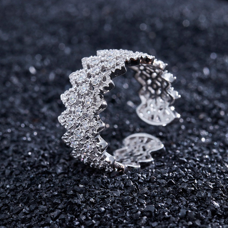 Offener Ring aus Spitze mit mehrreihigem Stein 5705