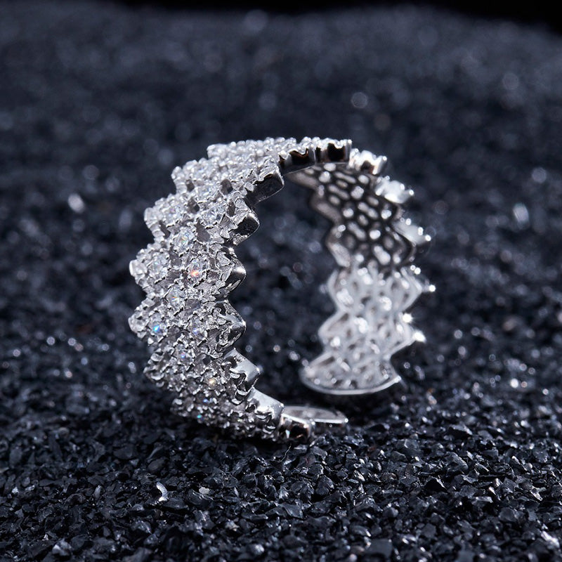 Offener Ring aus Spitze mit mehrreihigem Stein 5705