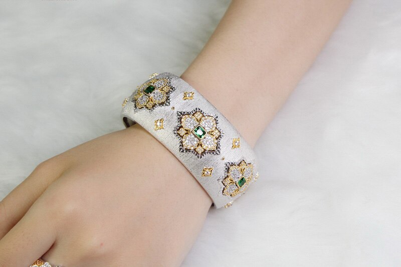 Dichtes Laubsägen-Smaragd-Blumenarmband 5232