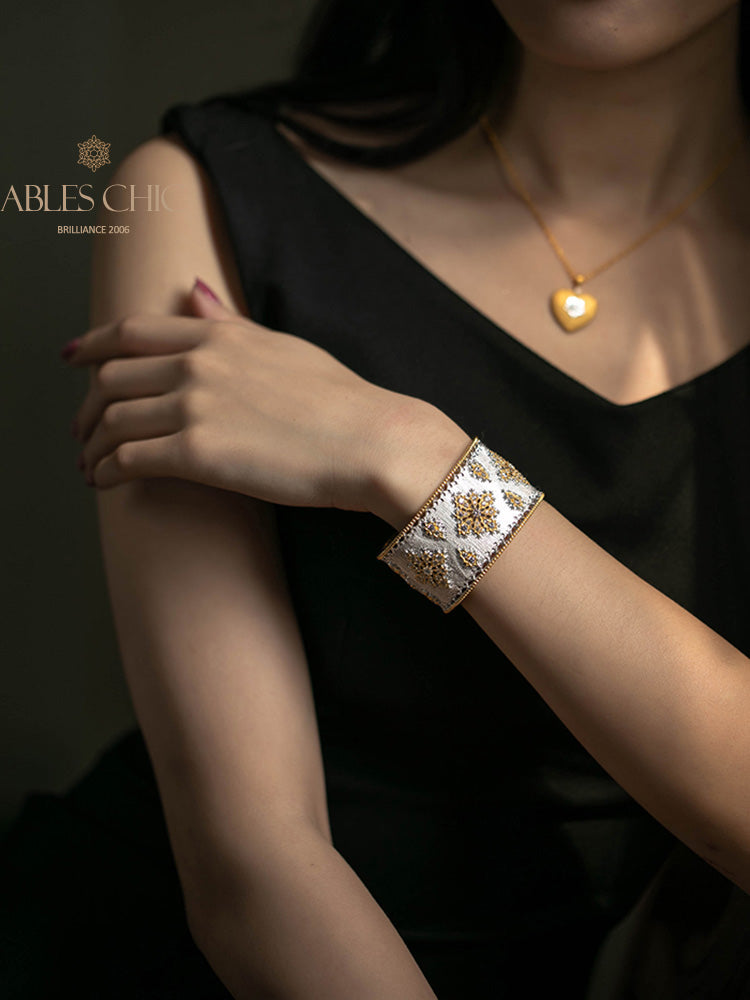 Seidiges Blumenarmband 5002