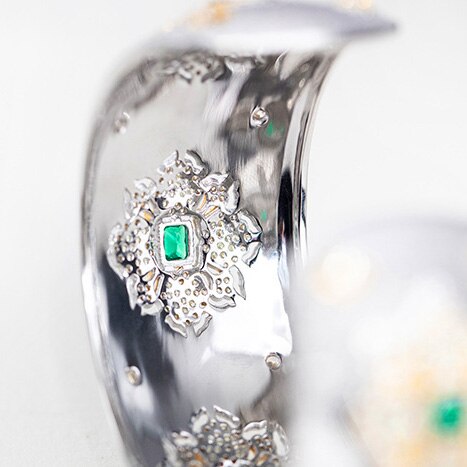 Dichtes Laubsägen-Smaragd-Blumenarmband 5232